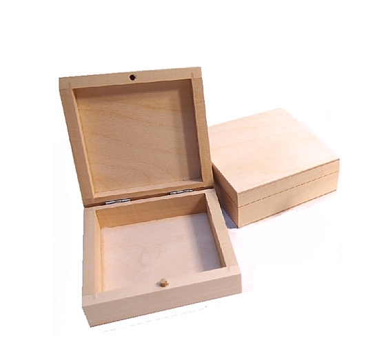 Dřevěná krabička  (10x10x3,7cm)