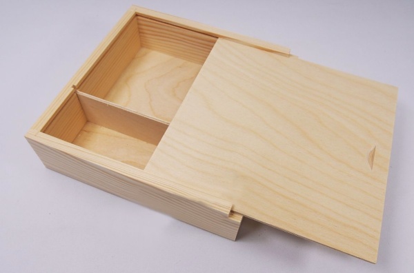 Dřevěná krabička  (22x22x5cm)
