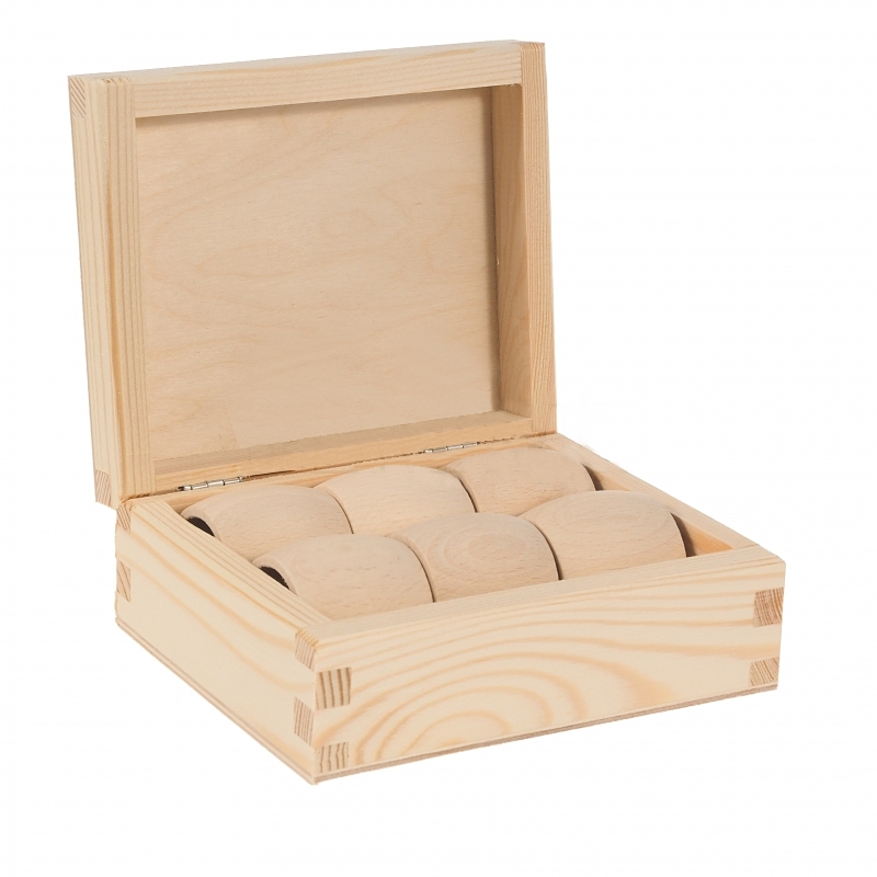 Dřevěná krabička a 6 kroužků (držáků) na ubrousky