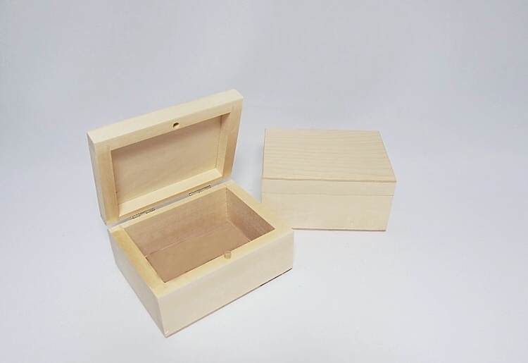 Dřevěná krabička na šperky  (10x8x4,9cm)