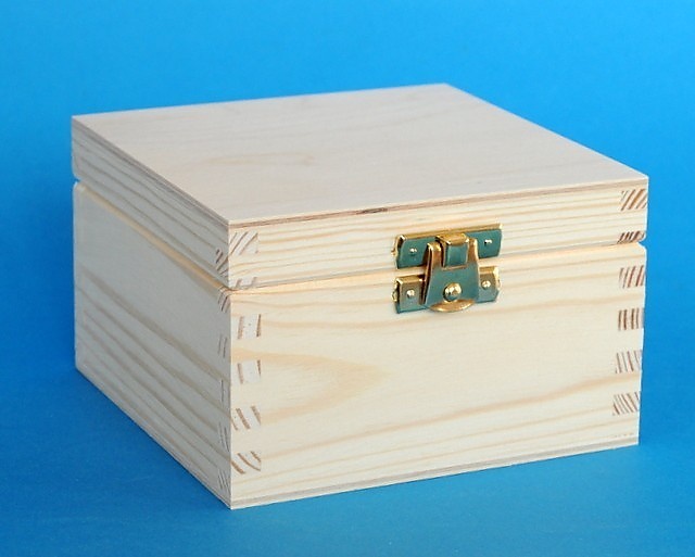 Dřevěná krabička se zapínáním (10x10x7,5cm)
