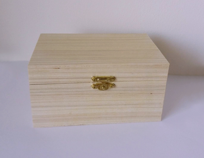 Dřevěná krabička zlaté kování (15x10x8cm)