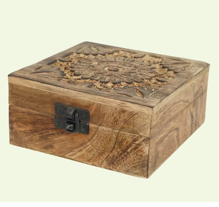 Dřevená  krabička ZDOBENÁ  (12,5x12,5x6cm)