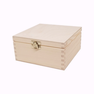 Dřevěná  krabička šperkovnice s kováním (16x16x6cm)